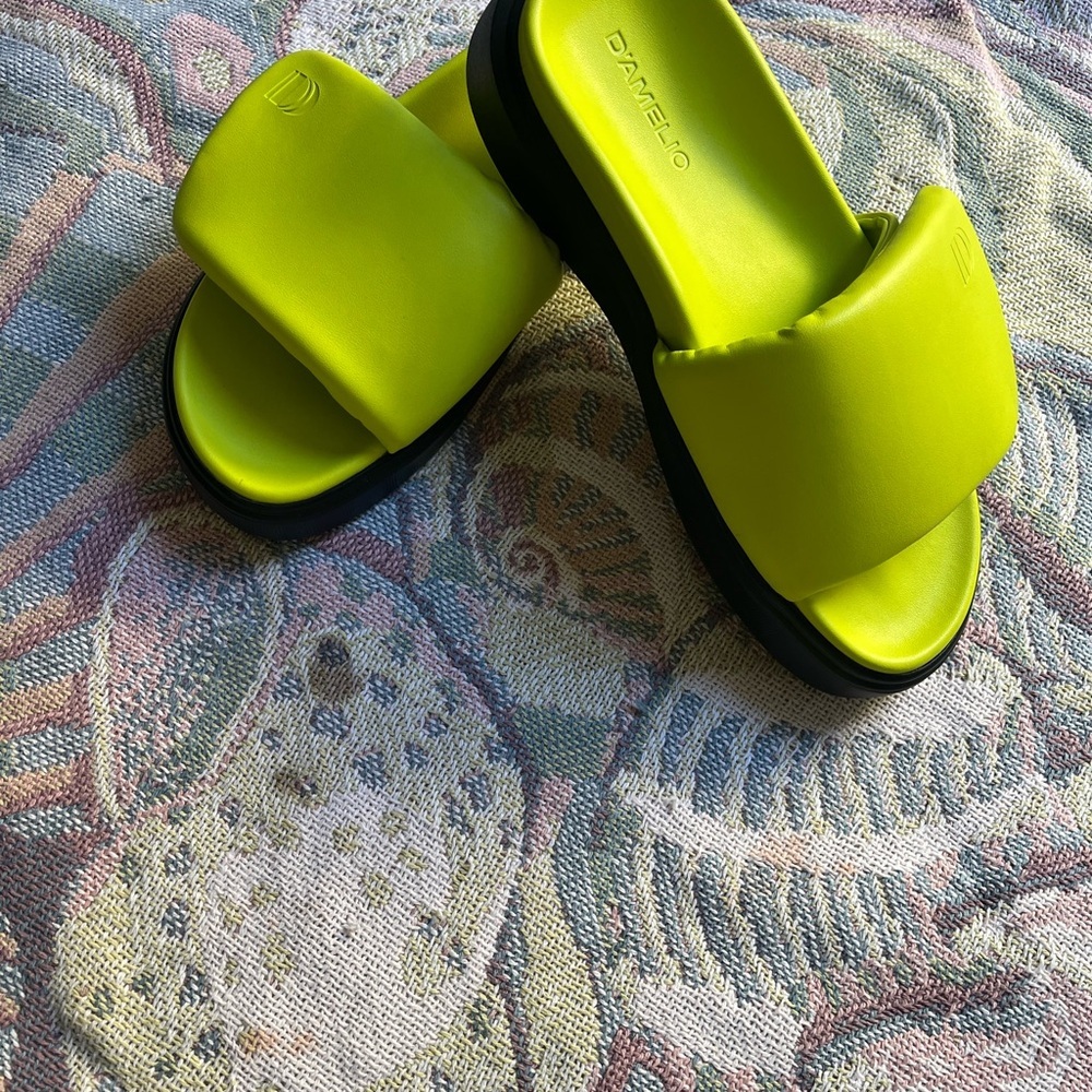 D'AMELIO Vibrant Yellow Slides